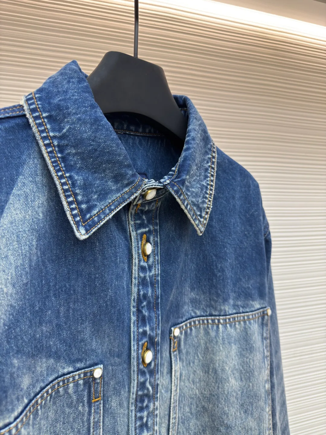 LOUIS VUITTON sun-faded denim jacket ●Authentic product: purchased and developed for 18700 ●Item number: 1680026-B85 ●Material: denim denim ●Technology: sun-faded ●Version: fitted version ●Size: 46-48-50-52 ●Weight: about 1250g ●Description: Classic blue, distressed and faded, full of retro tones, like something out of a 90s fashion magazine. Wear it, casual and comfortable, full of relaxation, and easily create a fashionable atmosphere. The fabric is soft and elastic, allowing you to move freely while wearing it, and it will carry the wind when you walk. The three-dimensional tailoring fits the shape of the legs, hides the flesh and makes the legs straight, and can be controlled by both pear-shaped and rectangular figures. The overall wiring is straight and delicate, the fabric is comfortable and soft, and the color is consistent without color difference. It can be matched with the same style to create a fashionable look and control various occasions. Customized accessories, complete with three standards, same style for men and women!